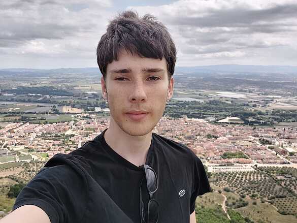 Anton posiert mit Waldhintergrund