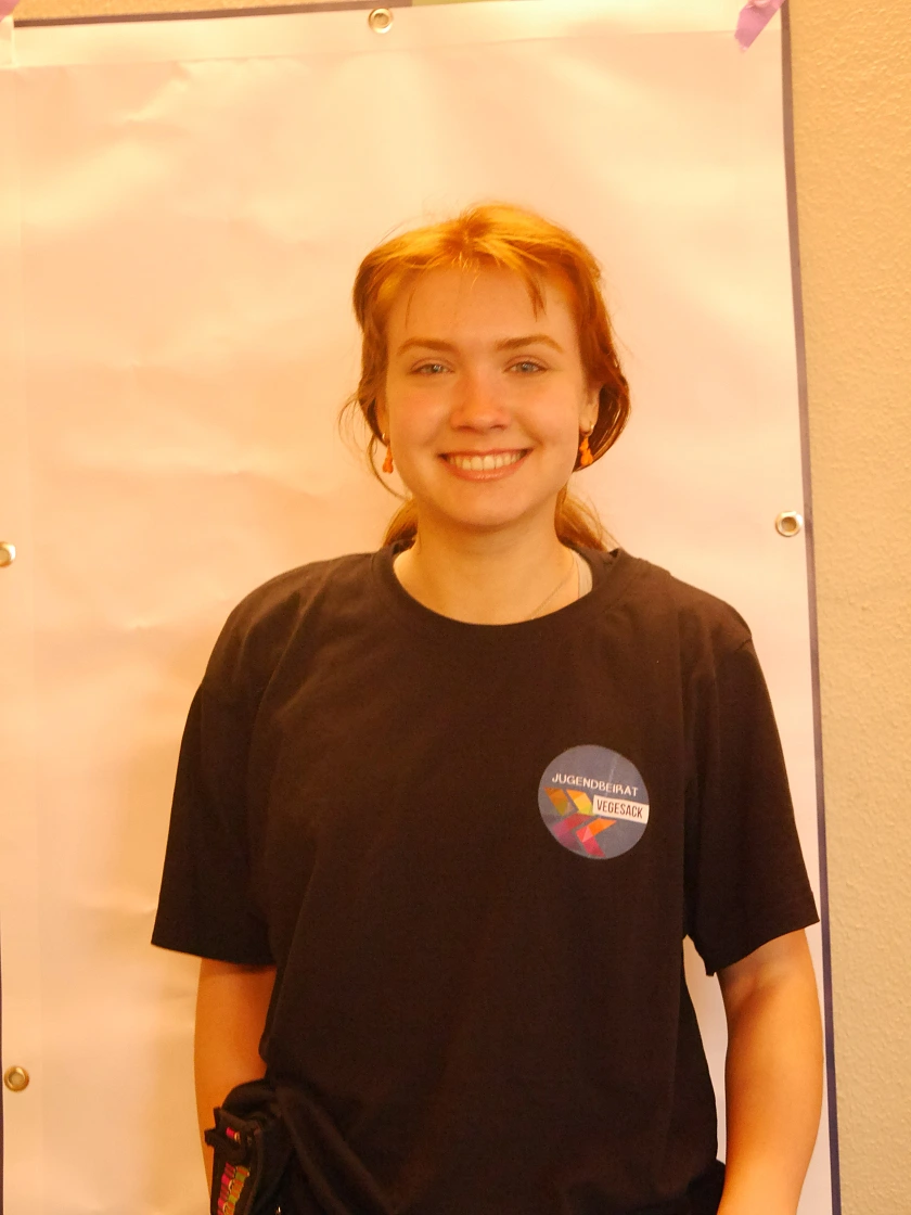 Natalia postet vor einem Hügel