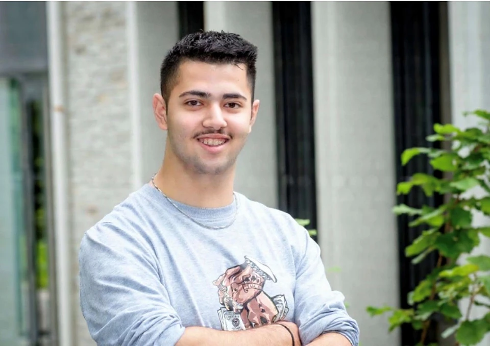 Jamil Mostafa posiert vor einem Geb&auml;ude.