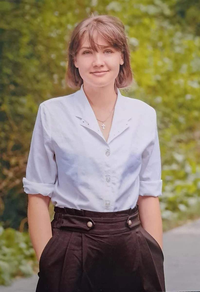 Natalia postet vor einem Hügel