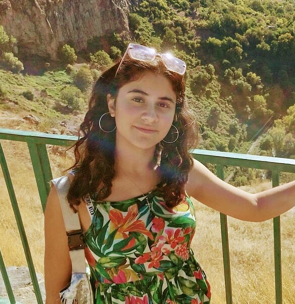 Parik Boghoss auf einer Brücke stehend, mit einer Schlucht aus Bäumen im Hintergrund.