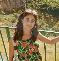 Parik Boghoss auf einer Brücke stehend, mit einer Schlucht aus Bäumen im Hintergrund.