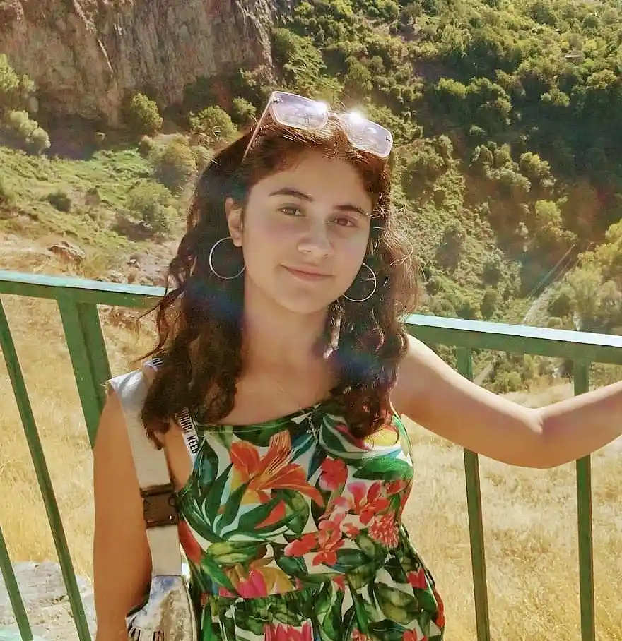 Parik Boghoss auf einer Brücke stehend, mit einer Schlucht aus Bäumen im Hintergrund.