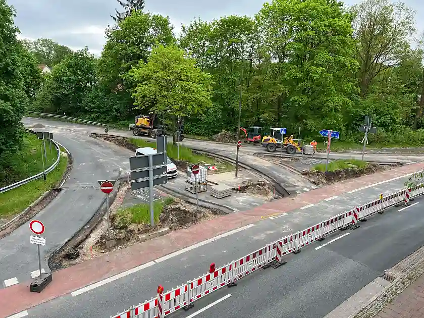 PM A270 Anschlussstelle Vegesack-Hafen werden die Randbereiche erneuert, und es wird u.a. eine Verkehrsinsel neu gebaut.