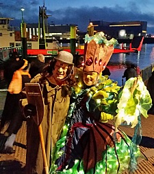 Volker Beringer mit einem Mitglied der Bremer Karnevals Gruppe